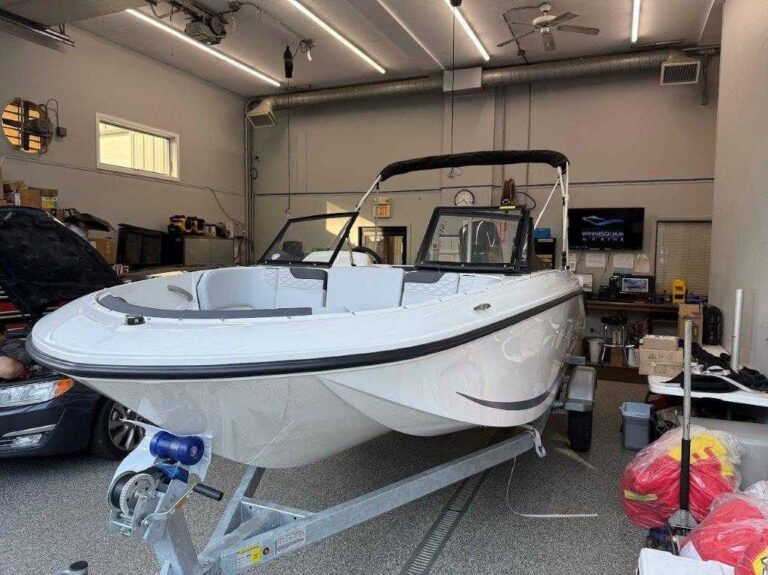 2026 Bayliner M17 - Full Windshield US-BLBX1323H526 [photo 13]